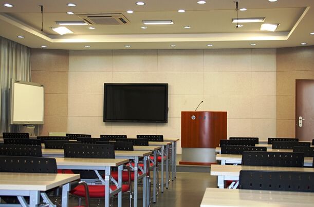 15中學(xué)隔音墻建成后，記者親自到現(xiàn)場體驗(yàn)隔音效果