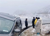 仰天湖盤山公路緊急救助！民警風(fēng)雪中成功救援